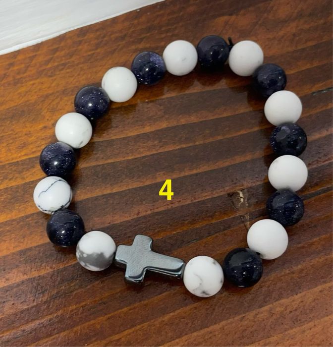 Гривни от естествени камъни