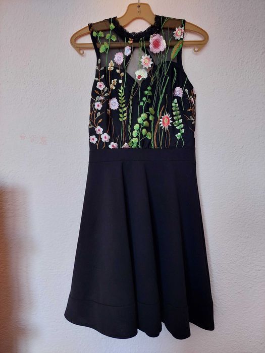 Черна рокля с цветя