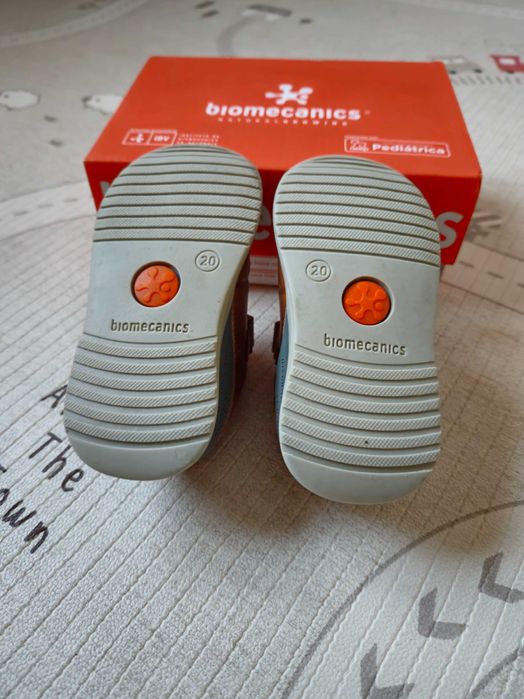 Нови обувки Biomecanics номер 20, вкл. и за прохождане