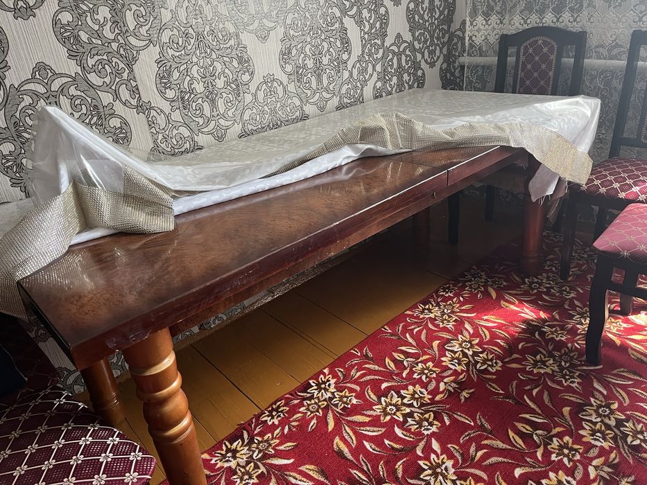 Продается стол со 8 стульями