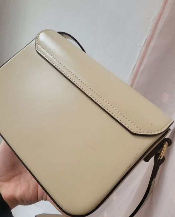 Бежова чанта със златен детайл