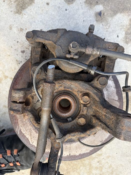 Шенкели с лагер главини/ апарати и дискове Nissan X-trail T31