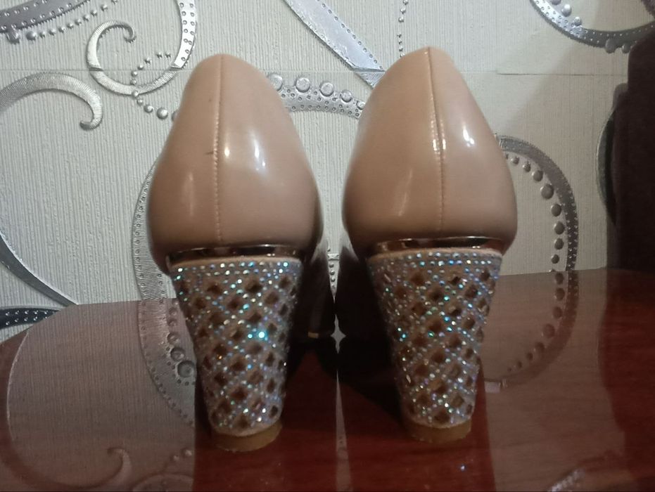 Tufli kabluk Bruna brendi