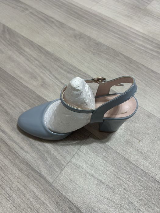 Туфли черные и голубые