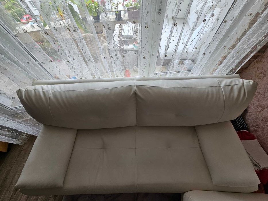 Два бели кожени дивани