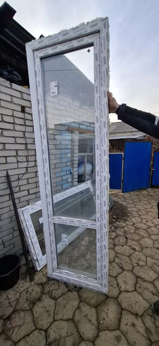 Продам пластиковую дверь