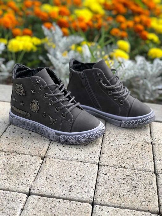 Ботинки на мальчика 6-8 лет.