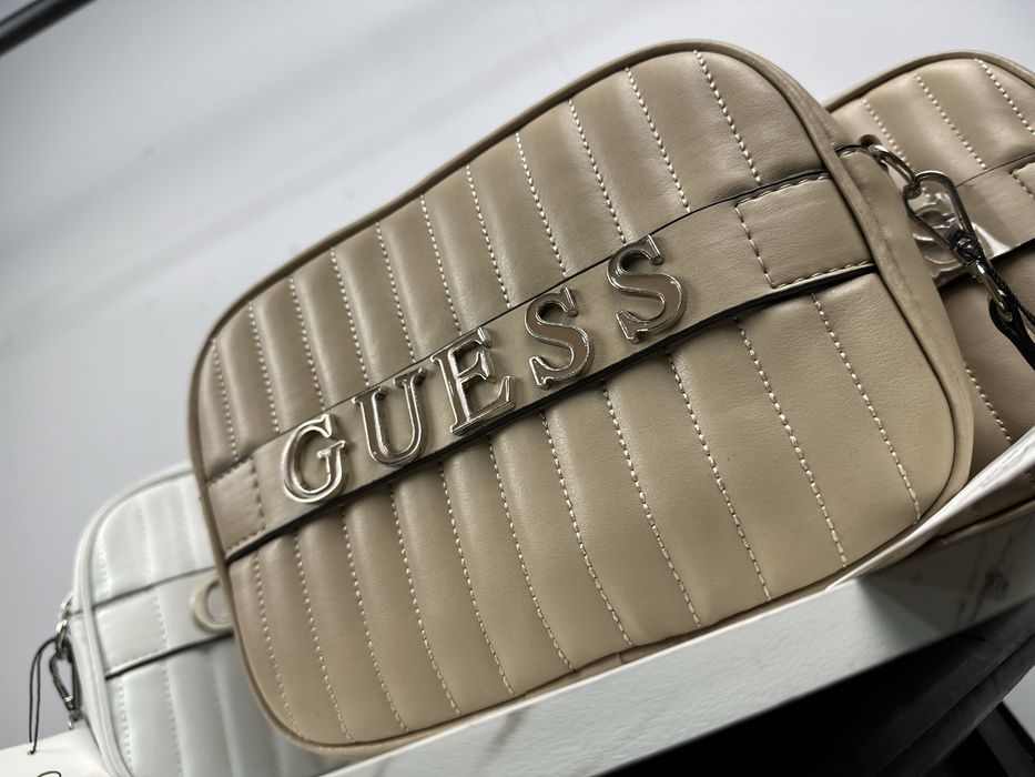 Guess дамска чанта през рамо / crossbody – бяла и бежова, нов модел