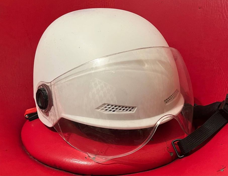 Шлем прочный в белом цвете