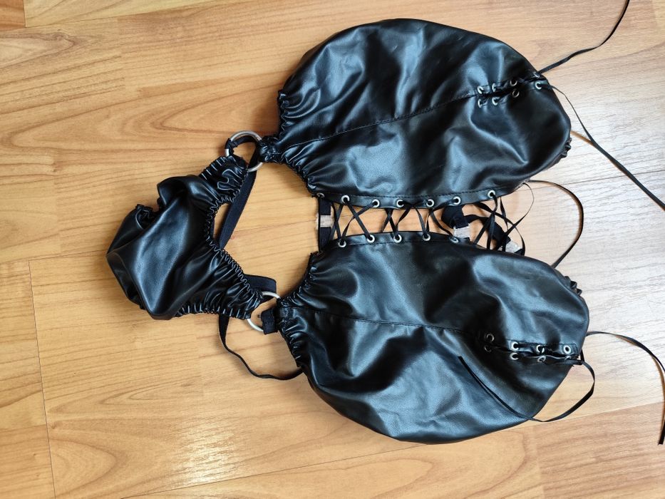 Ținuta sexy din piele ecologica