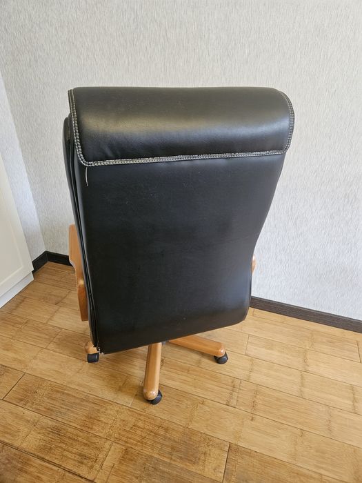 Кресло кожаная представительская