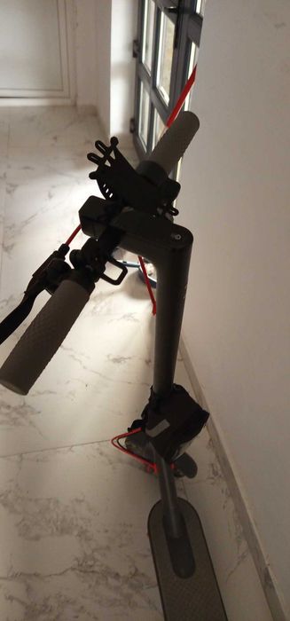 Vând două trotinete