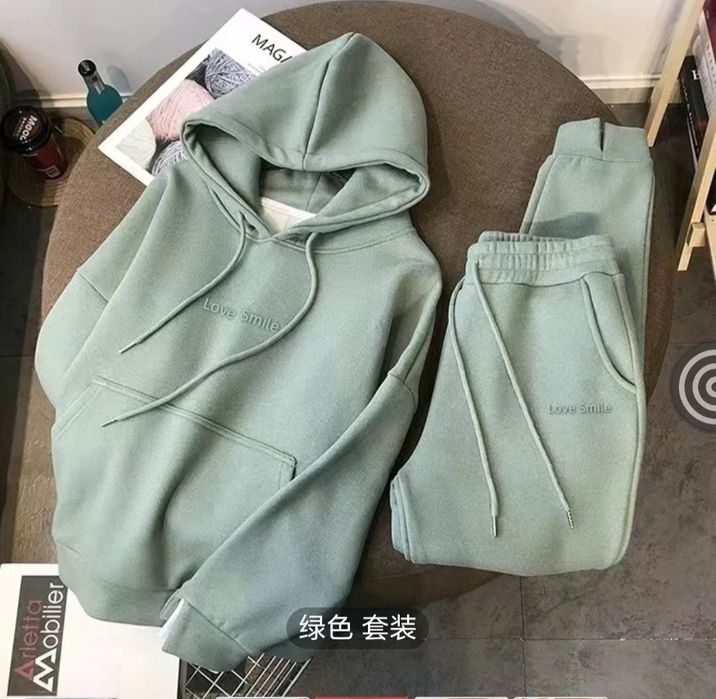 Продам костюмы женские