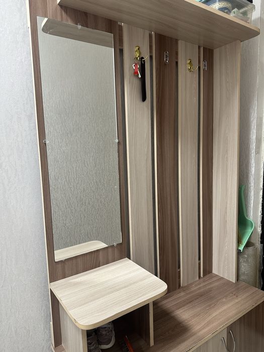Продается прихожый шкаф