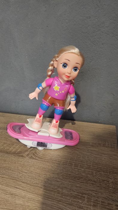 Кукла върху скейт борд