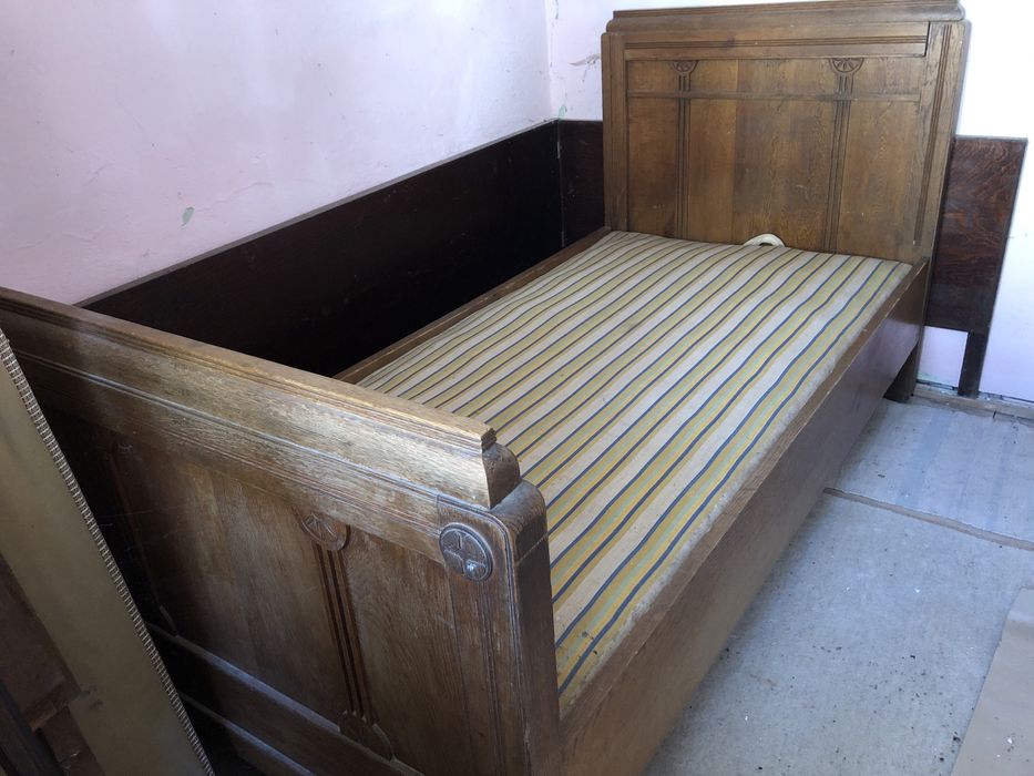 Pat masiv din stejar, vechi de peste 100 ani