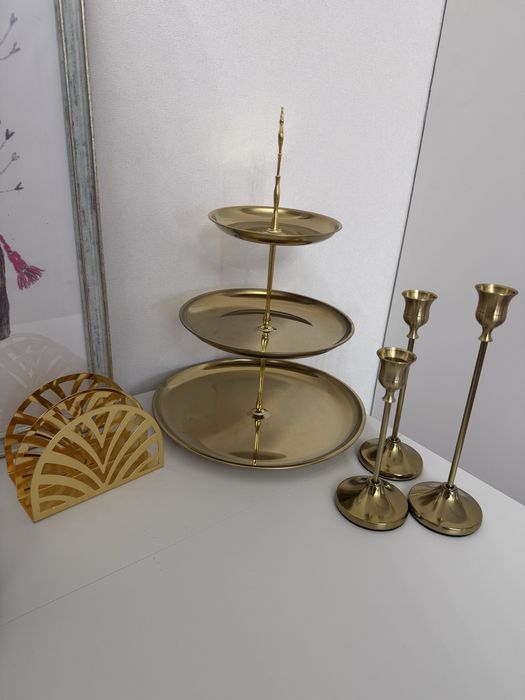 Этажерка две салфетницы и подсвечники