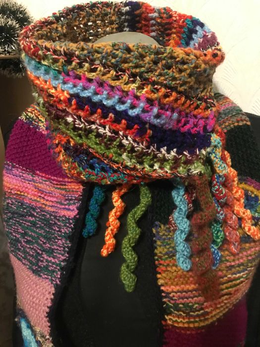 Два ръчно изплетени дамски шала