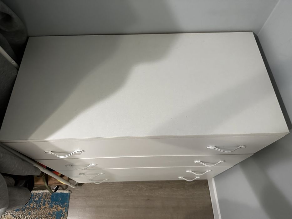 Белый комод с четырьмя ящиками