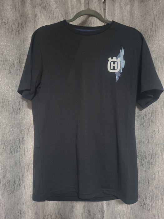 Tricouri noi diferite modele