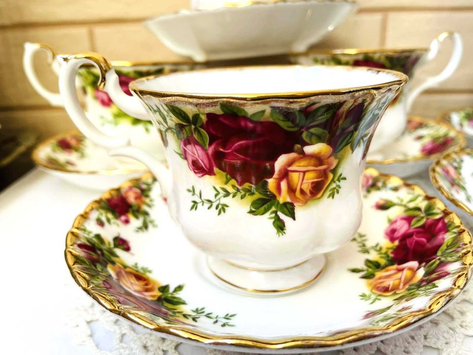 ROYAL ALBERT красив двоен сет от костен порцелан от Англия