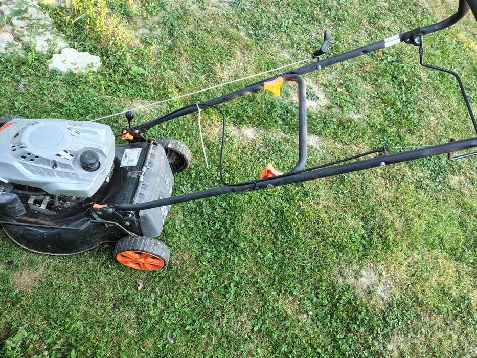 Mașină de tuns gazon