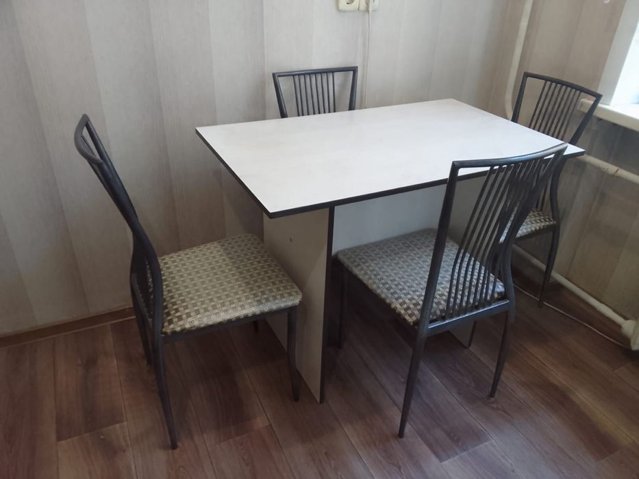 Стол кухонный прямоугольный. Без стульев