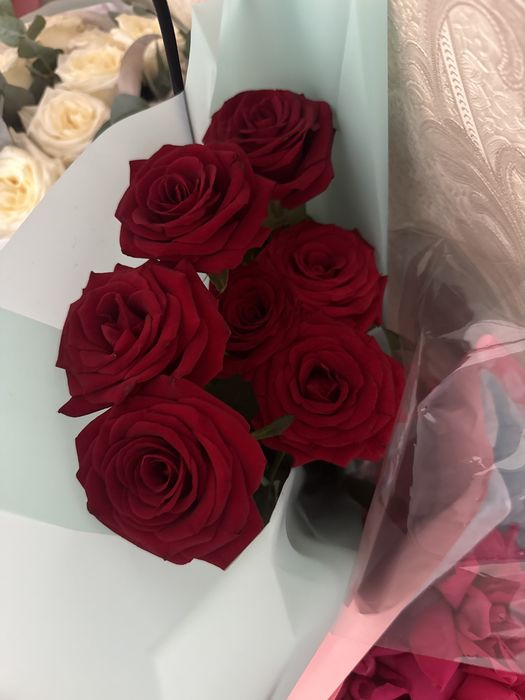 свежие цветы, стояли 1 день