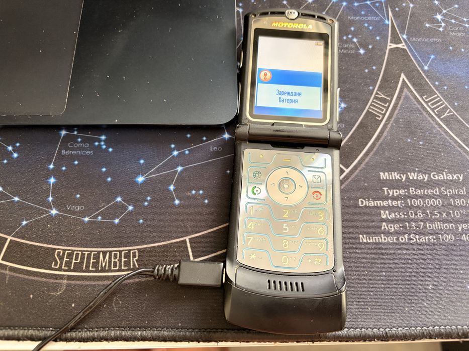 Легендарна Motorola V3 – черна, отлично състояние