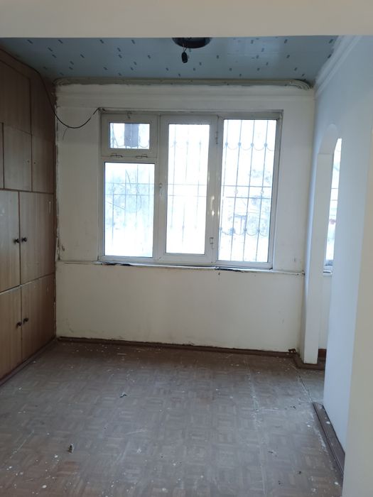 Уй сотилади 3 хонали гиштлик 1 этаж офис.магазин килса бу́лади