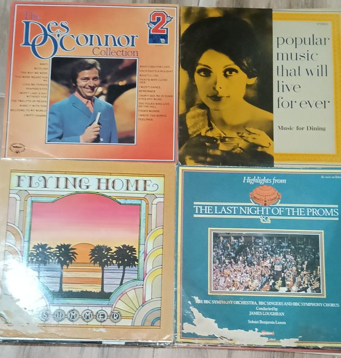 Vând discuri vinil în stare foarte buna