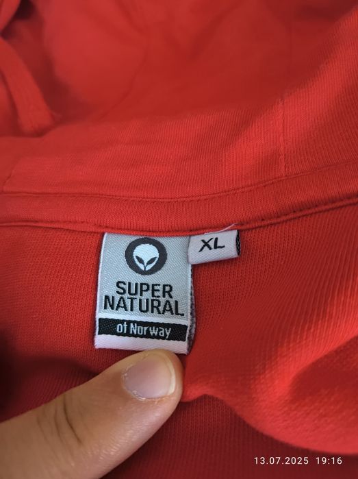 Суичър, памучен,удобен и готин,но червен.