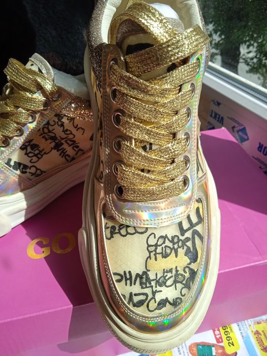 Кроссовки женские новые