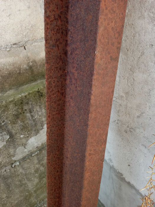 Пеобразен метален винкел за строителна дейност дълък 2 м.