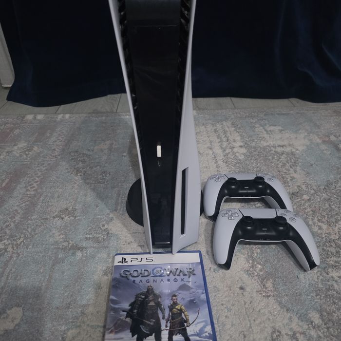 Playstation 5 varianta cu disc,cu 2 manete in stare ok si god of war disc ,mai multe detali in descriere