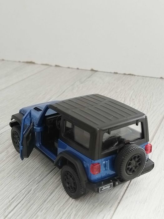 Игрушечная машинка