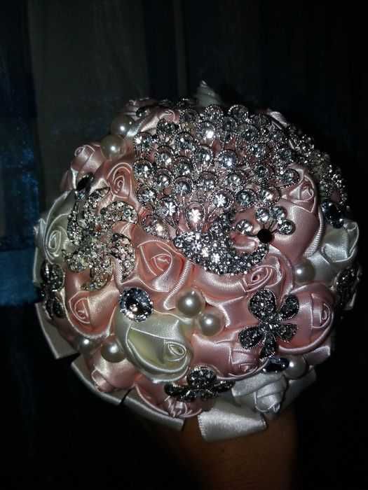 Buchet de mireasa/nasa cu brose si flori din satin