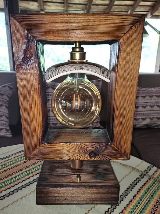 Дизайнерска настолна лампа.