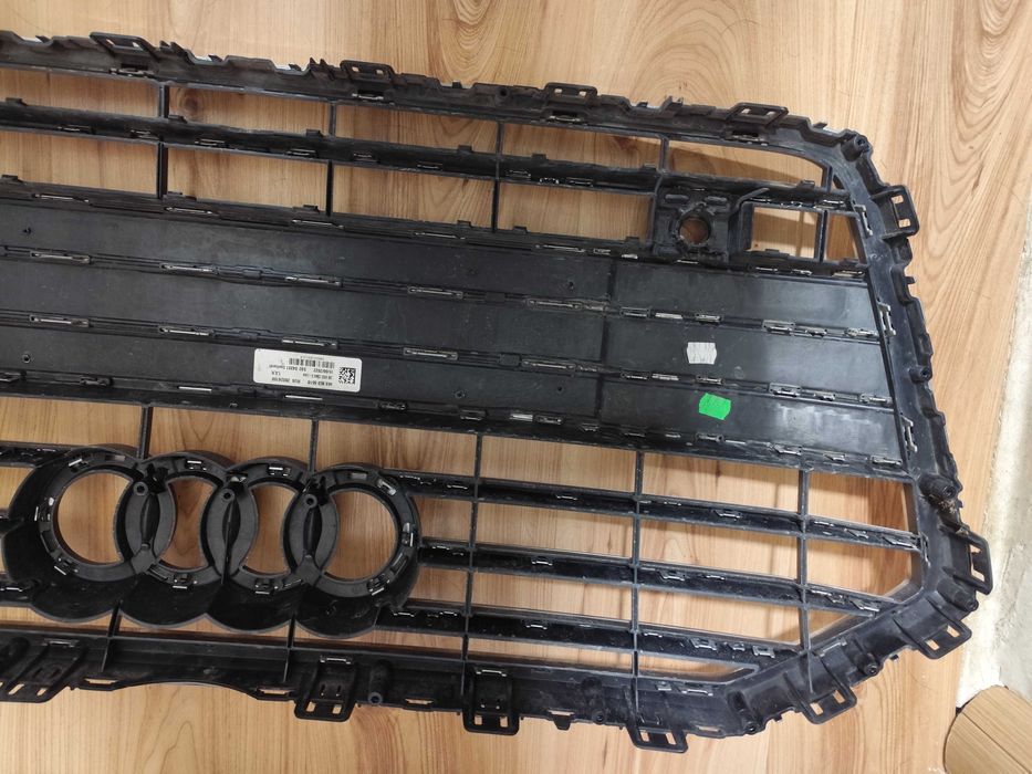 Продавам декоративна решетка за Ауди А6 след 2018 година