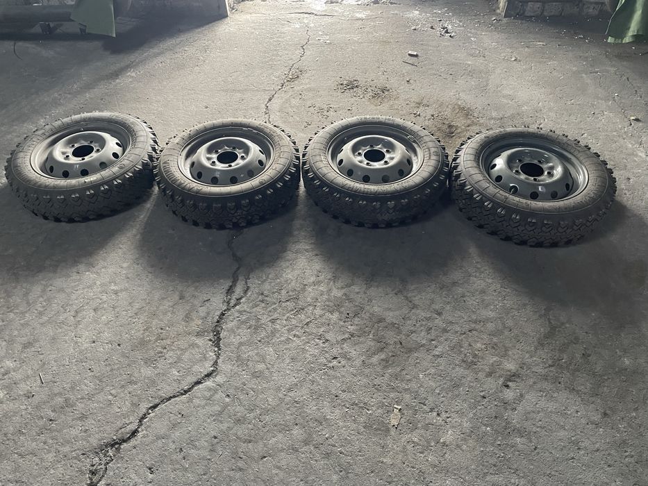 Комплект резины с дисками на Ниву