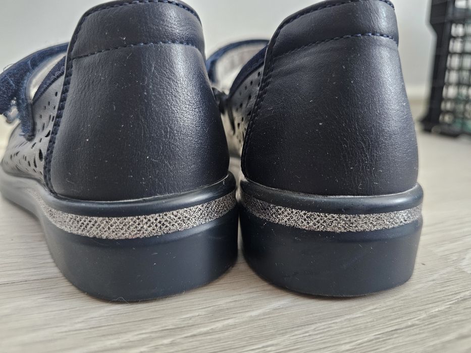 Продам туфли на девочку