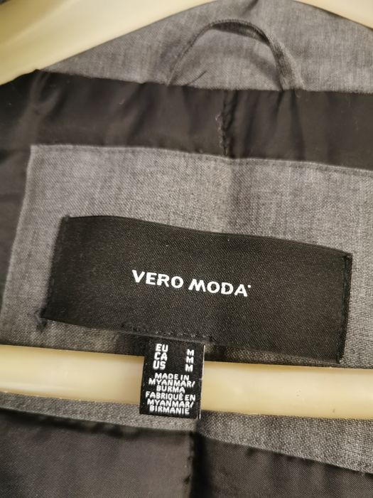 Vând Haină / Geacă iarnă Vero Moda, nouă, lungă, culoare gri