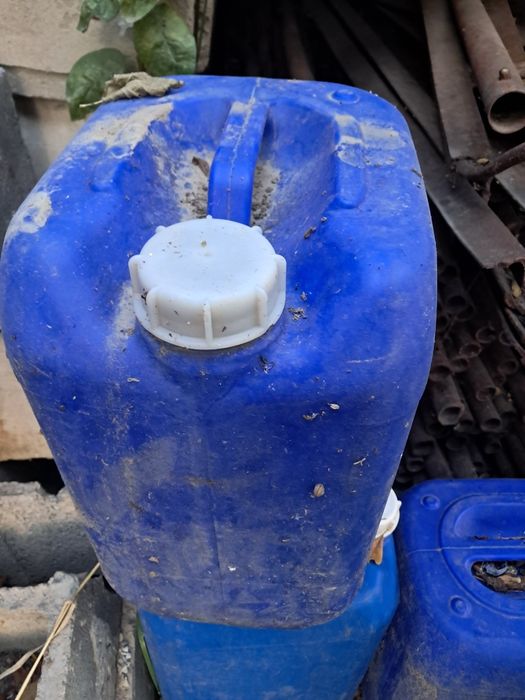 Канистры продам 20литровые