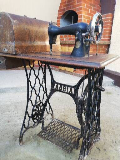 Mașina de cusut de peste 100 ani