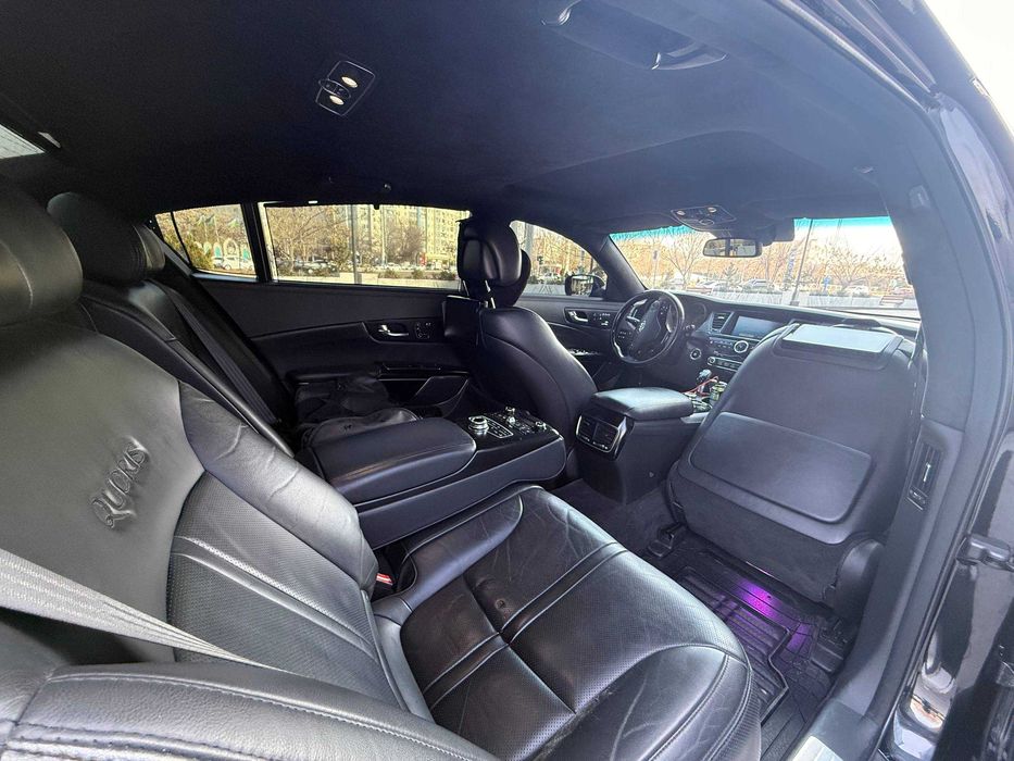 Kia Quoris (premium sedan)