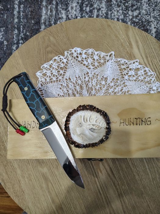 Cuțit lucrat manual