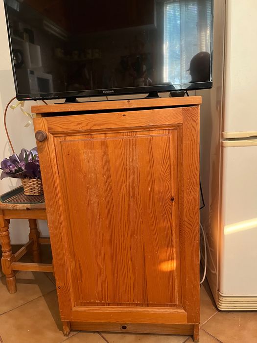 Продавам спешно кухненски буфет, маса с 4 стола, окачени шкафове, 3 бар стола скрин, всичко от истинско дърво