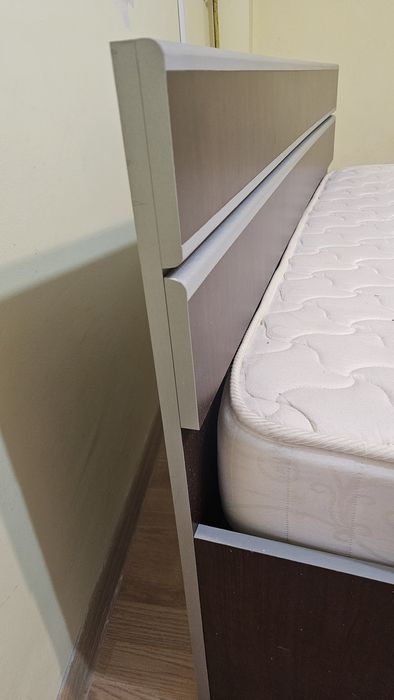 Pat cu saltea, noptiere si comodă de vânzare