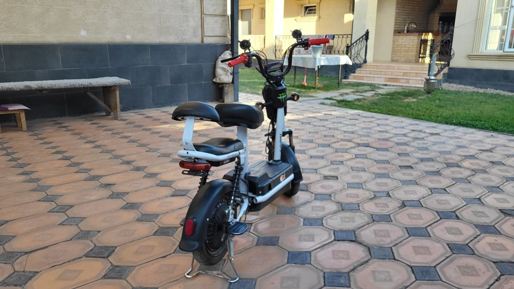 Скутер сатылады. Өзінің фарасы істемейді .