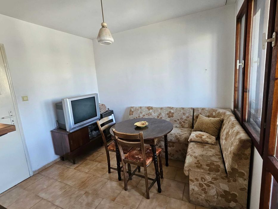 Просторен тристаен, тухлен до Зимно кино Тракия